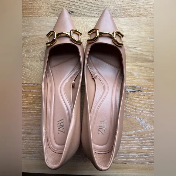 Like new Zara nude pointed-toe pumps with a gold-tone snaffle buckle detail. 9 - Picture 2 of 5